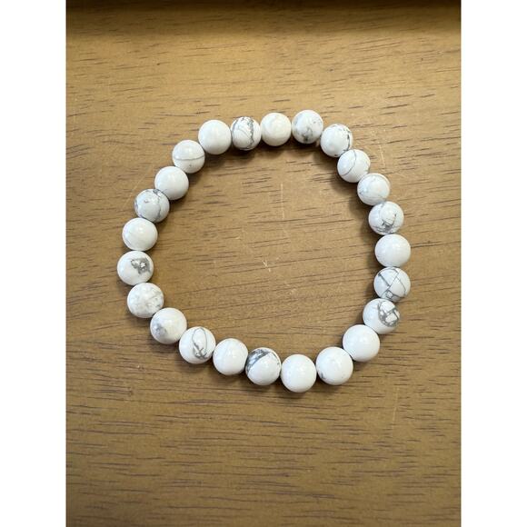 Natural Howlite Beaded Braclet White and Gray EUC Stretch - Picture 1 of 3